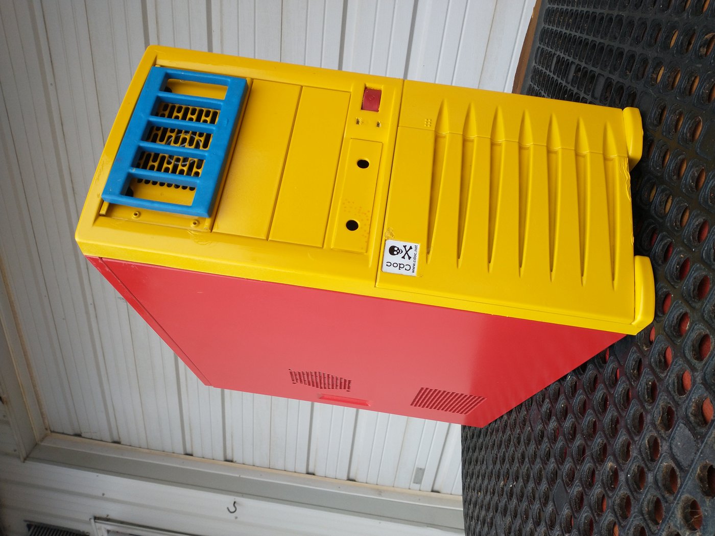 Red yellow blue painted tower — Cdoc Hyper-V environment